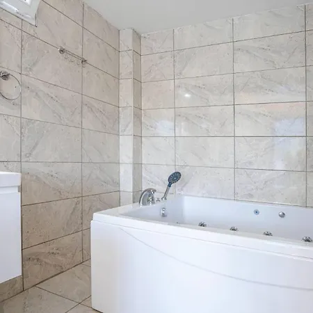 3 Bedroom - 6968 *